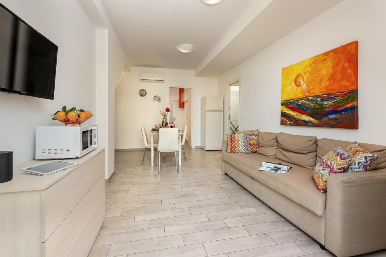Residence Le Palme 산비토로카포 외부 사진